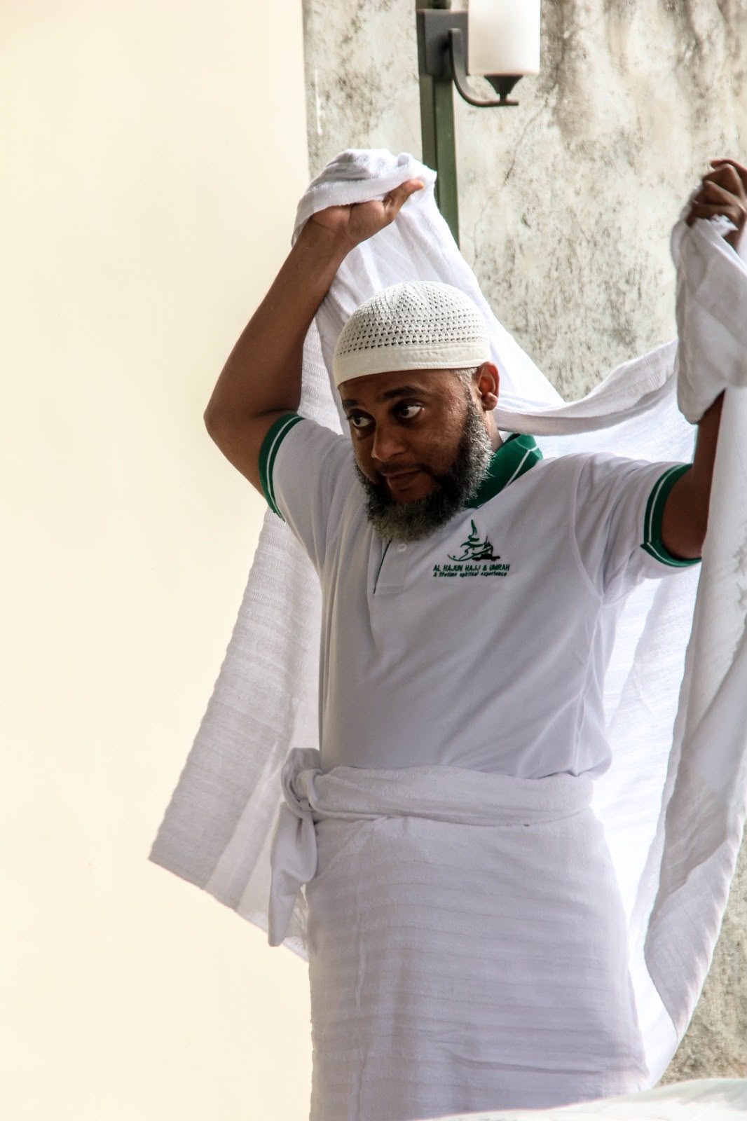 Athman showing how to wear the Ihram the correct way